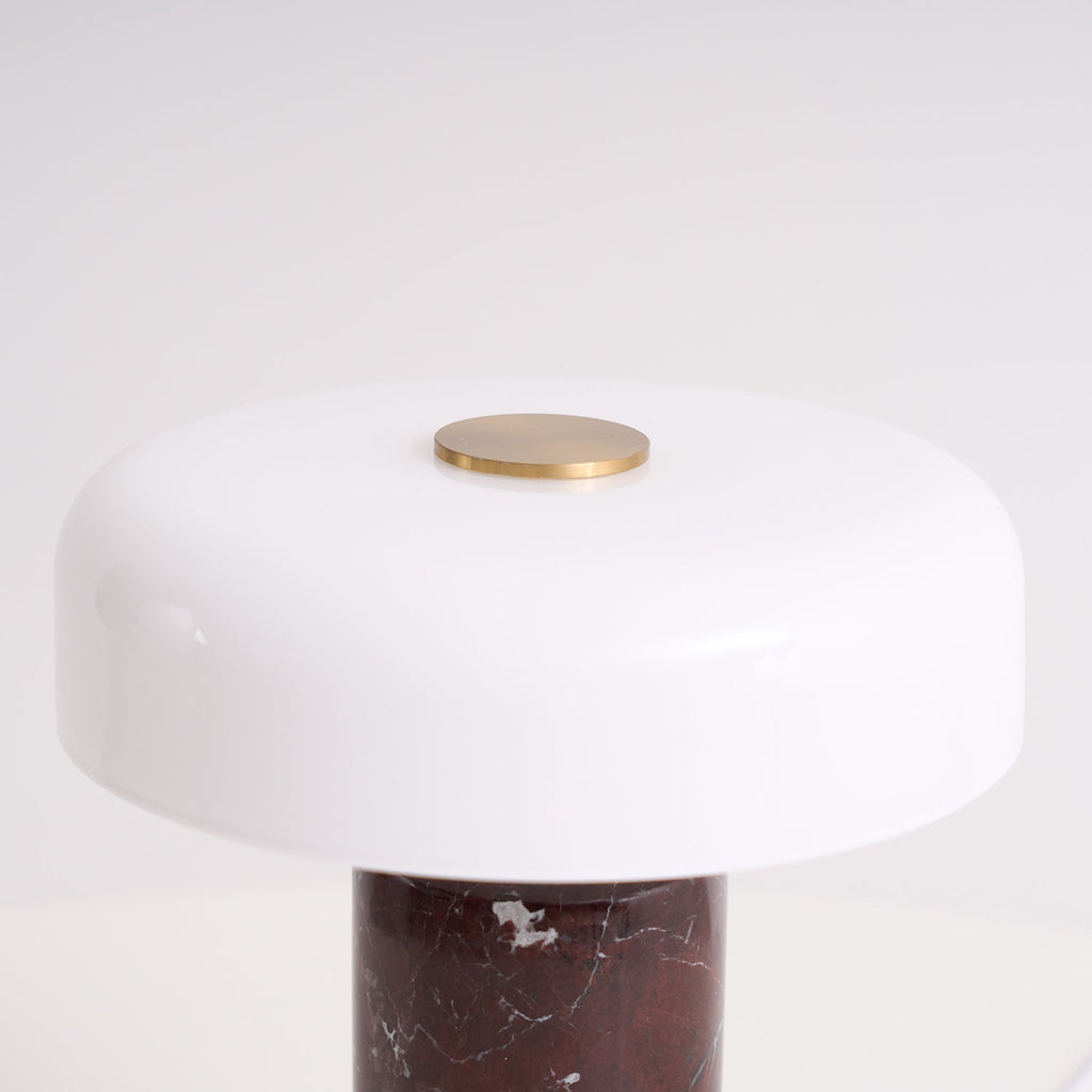Lampă de masă Lunara din marmură — Siluetă rotunjită, bază espresso intens