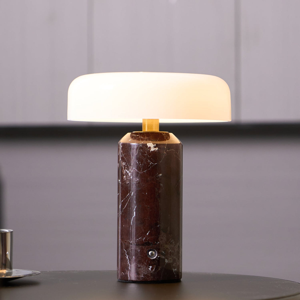 Lampă de masă Lunara din marmură — Siluetă rotunjită, bază espresso intens