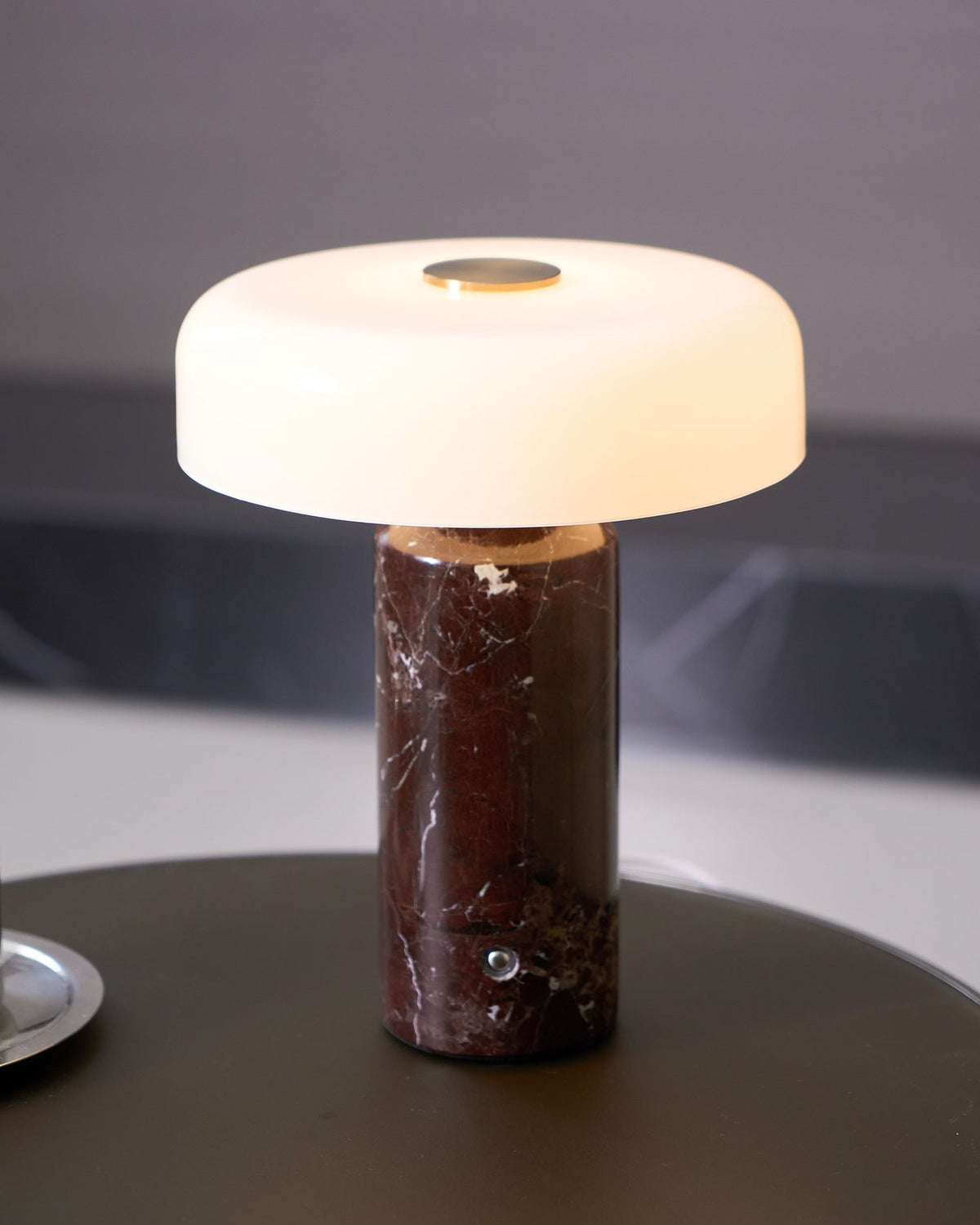 Lampă de masă Lunara din marmură — Siluetă rotunjită, bază espresso intens