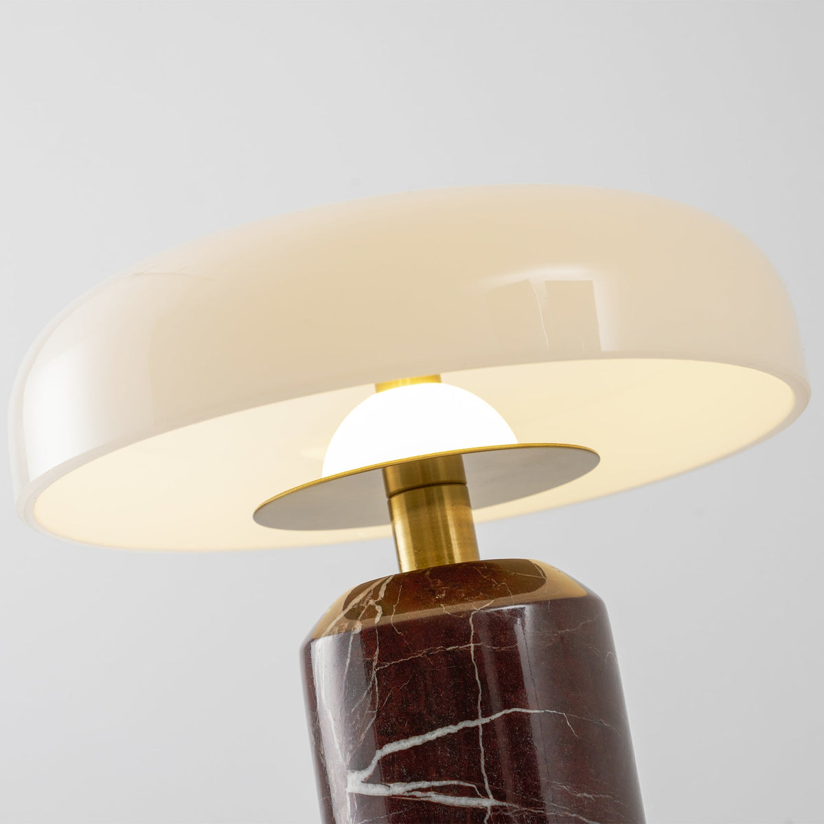 Lampă de masă Lunara din marmură — Siluetă rotunjită, bază espresso intens