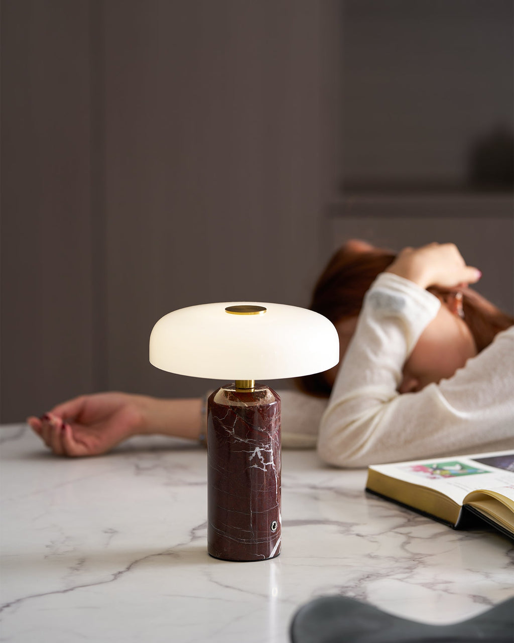 Lampă de masă Lunara din marmură — Siluetă rotunjită, bază espresso intens
