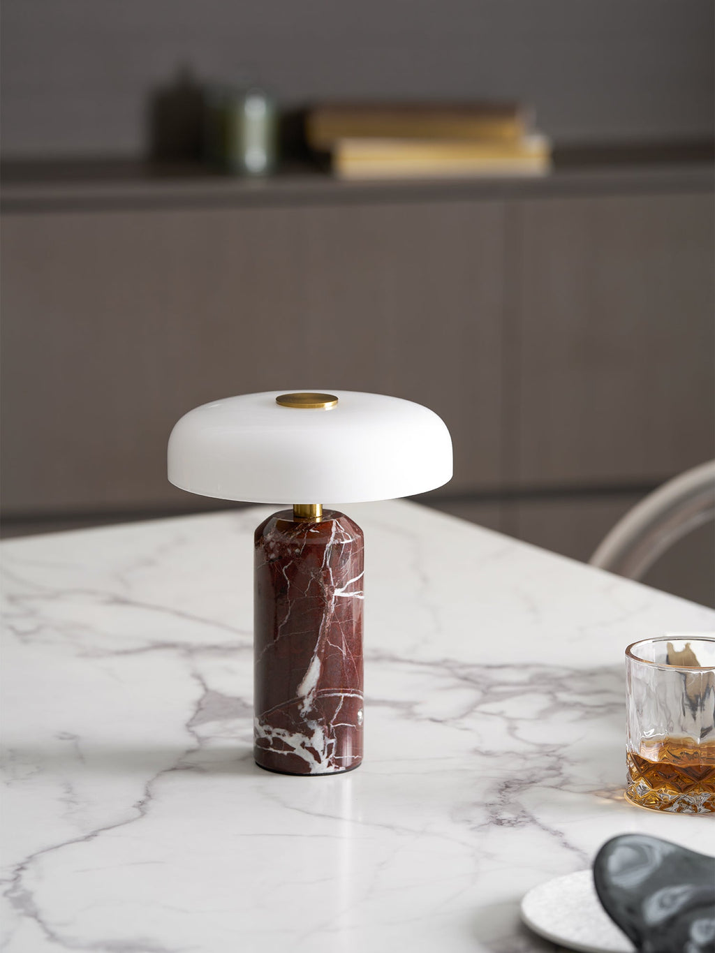 Lampă de masă Lunara din marmură — Siluetă rotunjită, bază espresso intens