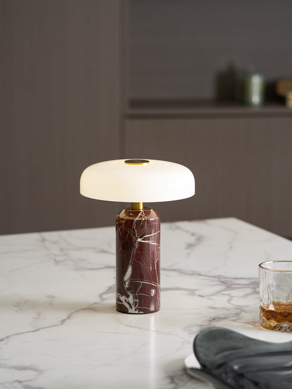 Lampă de masă Lunara din marmură — Siluetă rotunjită, bază espresso intens