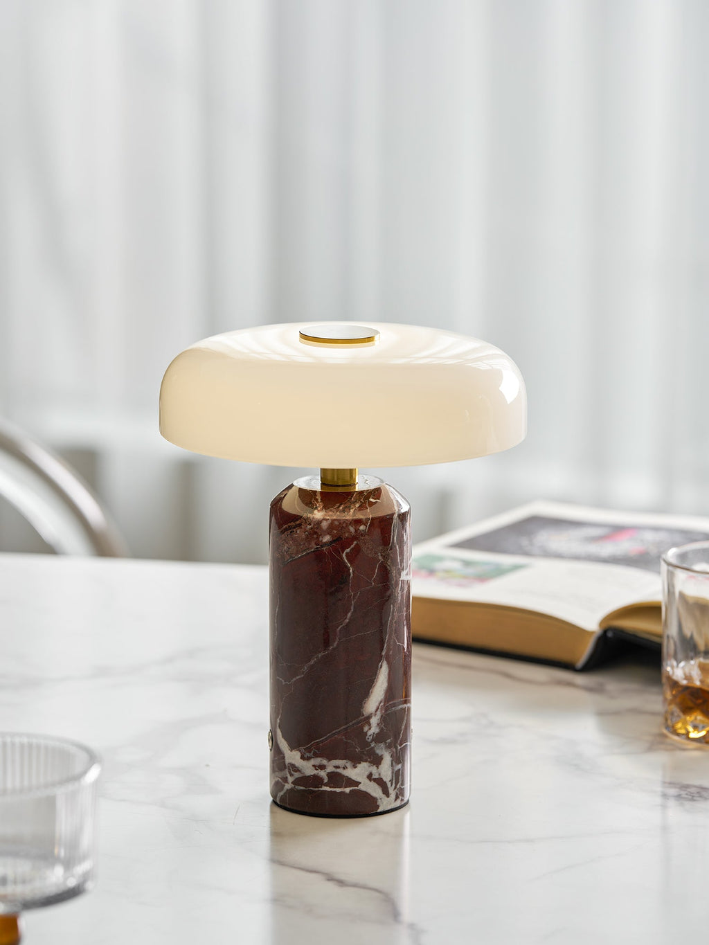 Lampă de masă Lunara din marmură — Siluetă rotunjită, bază espresso intens