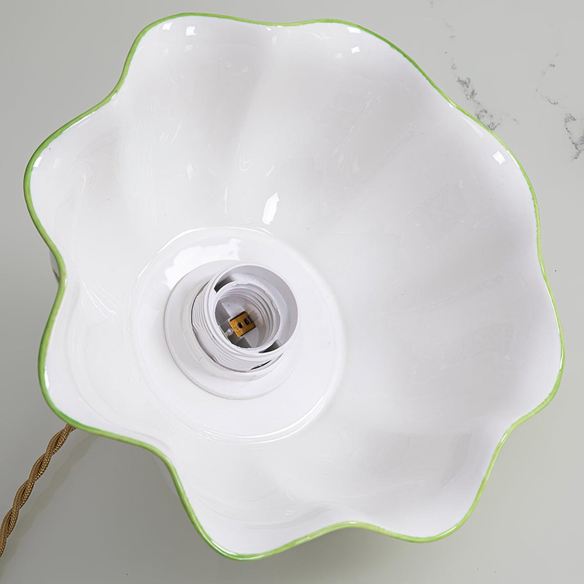 Pendellampe i keramikk med kronblader — håndmalte sommerfugler, hvit, Ø 8.2” x H 7.2”