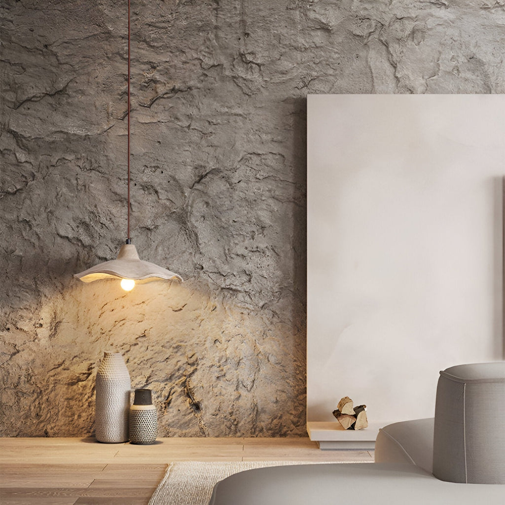 Cementové závěsné svítidlo ve tvaru květiny ve stylu wabi-sabi – přírodní materiál a měkké, rozptýlené světlo