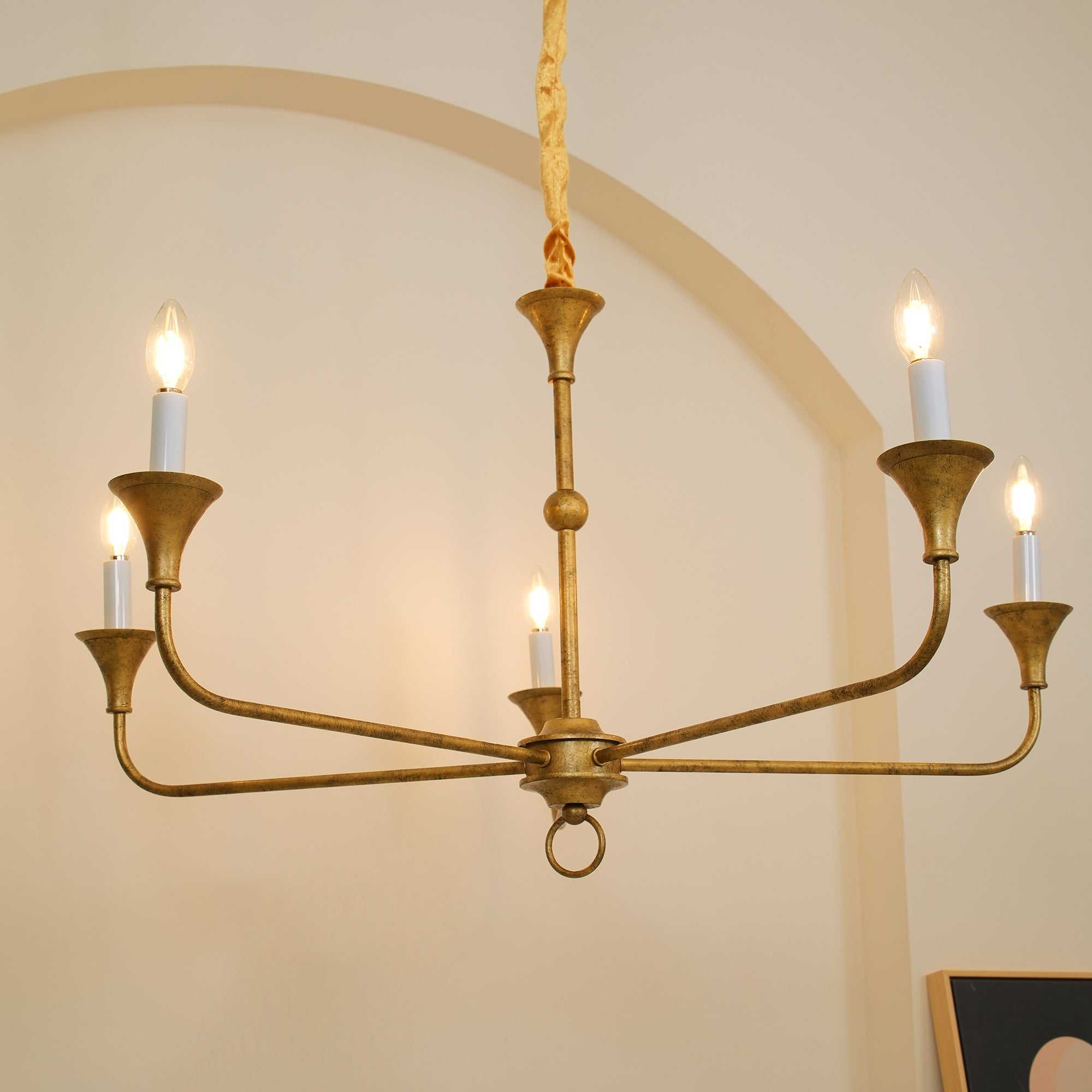 Elara-ljuskrona för stearinljus — smal profil, höga ljusarmar, design utan lampskärmar