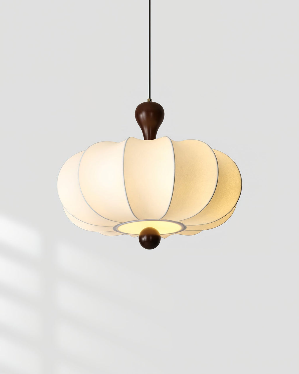 Lampă suspendată sculpturală Jovian, albă — montare cu conexiune directă la instalația electrică, compatibilă cu soclu E26