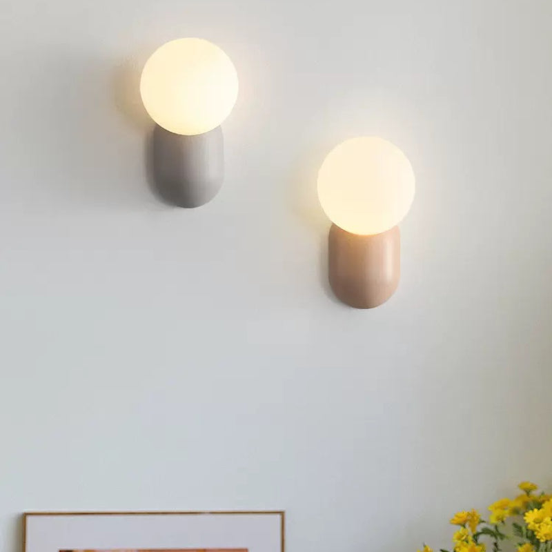 Moderní LED nástěnné svítidlo Valentina — konstrukce z řemeslně zpracované pryskyřice a skla