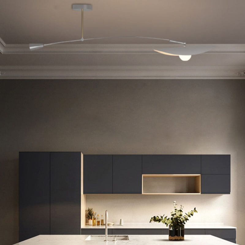 Suspension métallique Arisha — Design minimaliste en forme de feuille de lotus, noir/or, ampoule LED incluse