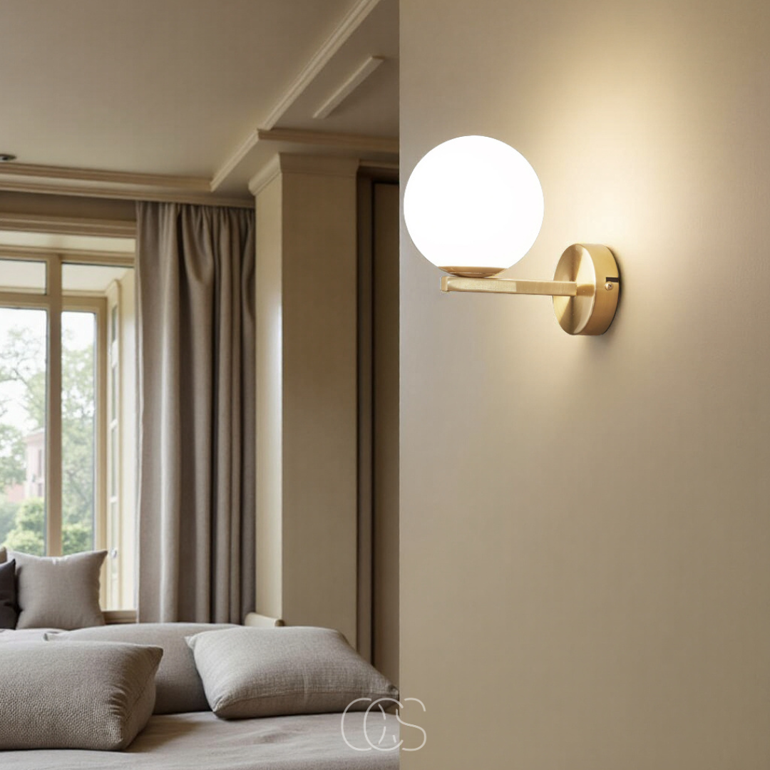 wall lamp with white globe | Orntli