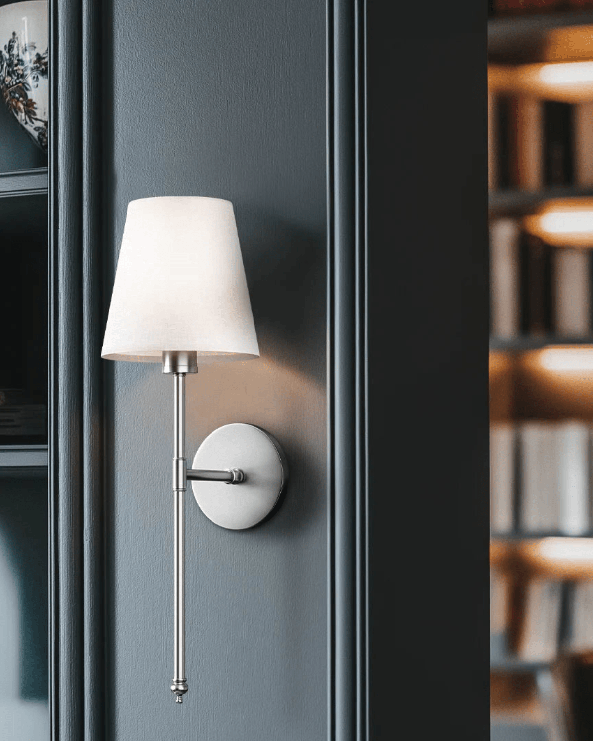 מנורת קיר מבד מירל עם בסיס ברזל צבוע בהיר 5W