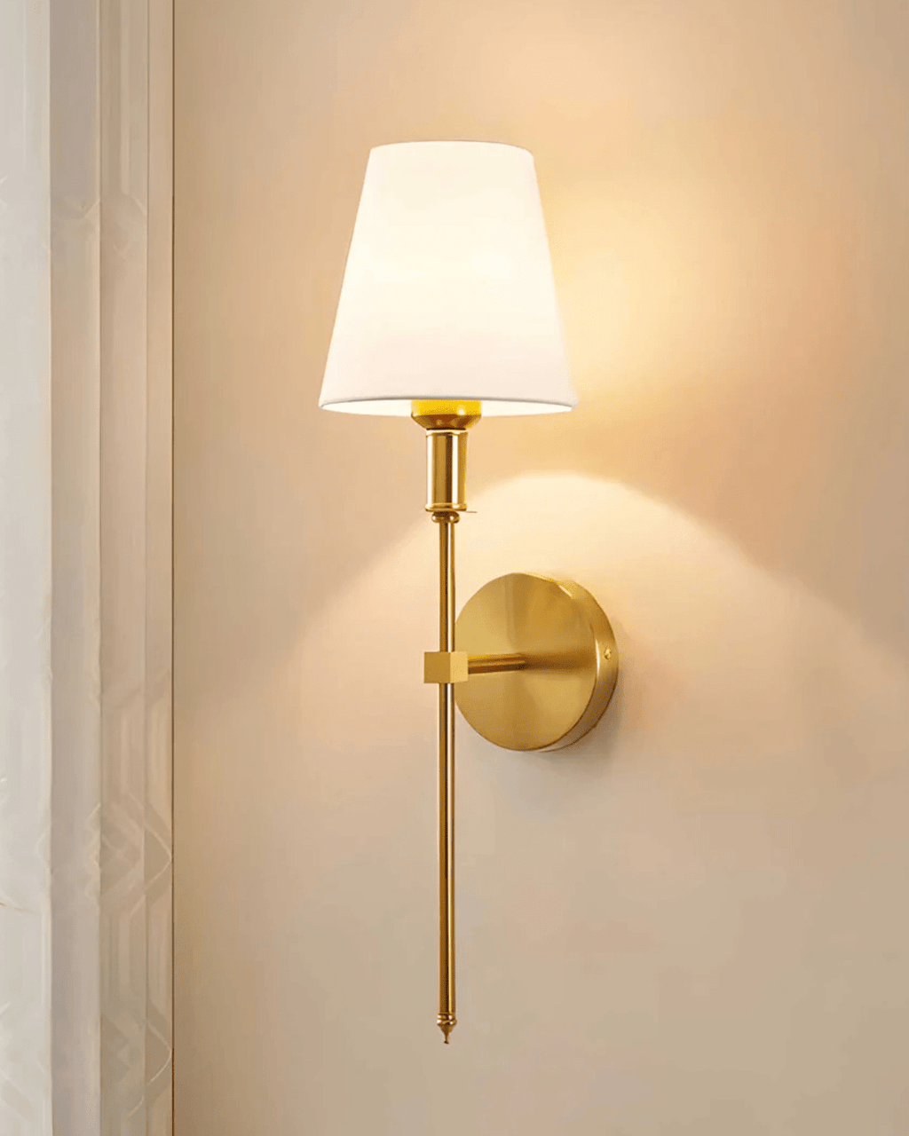 מנורת קיר מבד מירל עם בסיס ברזל צבוע בהיר 5W