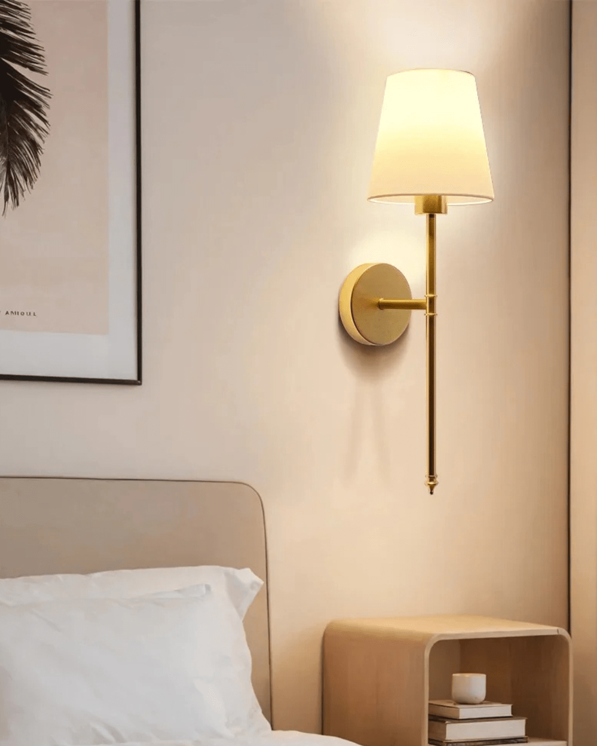 מנורת קיר מבד מירל עם בסיס ברזל צבוע בהיר 5W