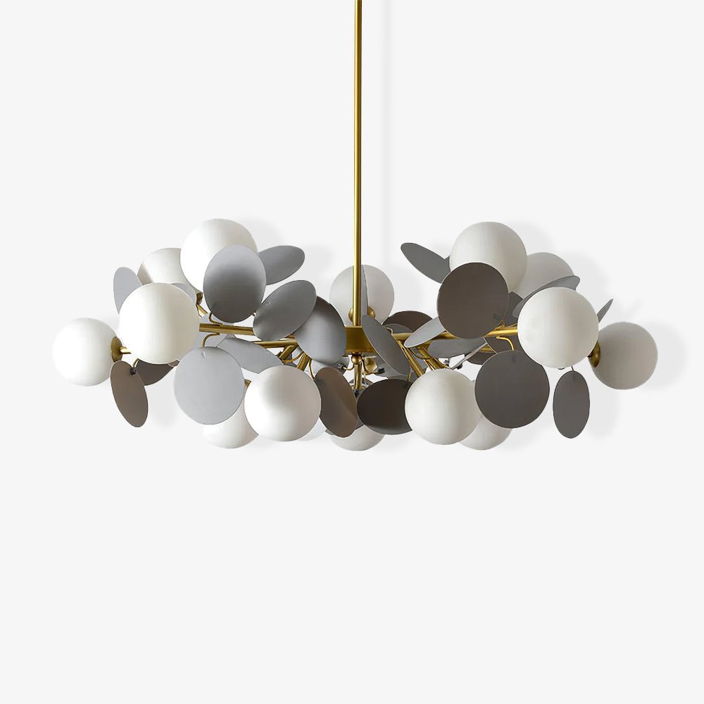 Candelabru în formă de copac, alb-închis — cadru geometric cu ramuri aurii, abajururi deschise din sticlă pentru iluminare în sus