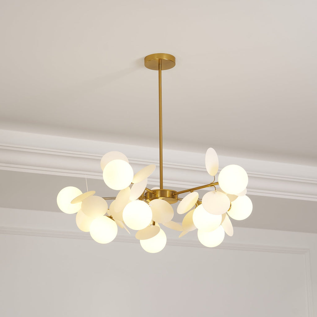 Candelabru în formă de copac, alb-închis — cadru geometric cu ramuri aurii, abajururi deschise din sticlă pentru iluminare în sus