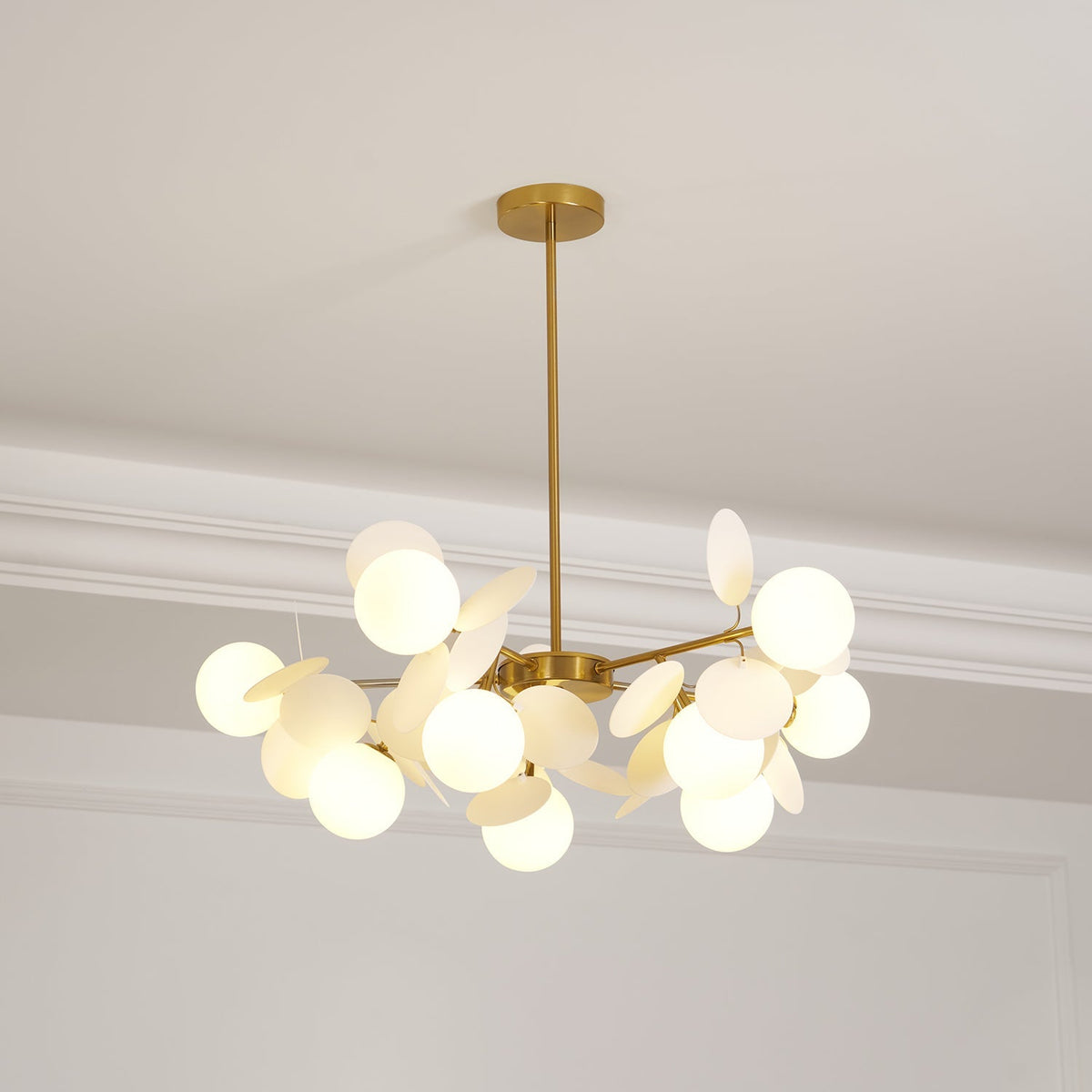 Candelabru în formă de copac, alb-închis — cadru geometric cu ramuri aurii, abajururi deschise din sticlă pentru iluminare în sus