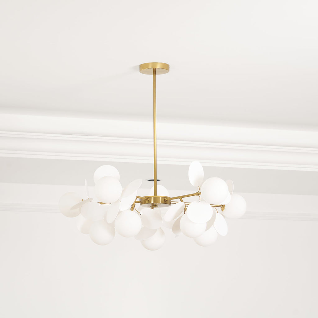 Candelabru în formă de copac, alb-închis — cadru geometric cu ramuri aurii, abajururi deschise din sticlă pentru iluminare în sus