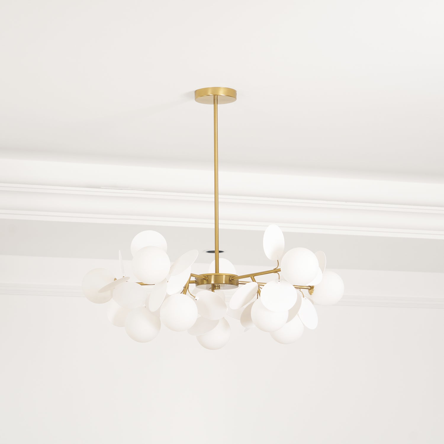 Candelabru în formă de copac, alb-închis — cadru geometric cu ramuri aurii, abajururi deschise din sticlă pentru iluminare în sus