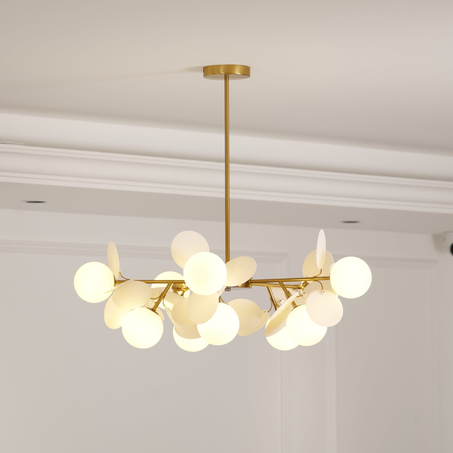 Candelabru în formă de copac, alb-închis — cadru geometric cu ramuri aurii, abajururi deschise din sticlă pentru iluminare în sus