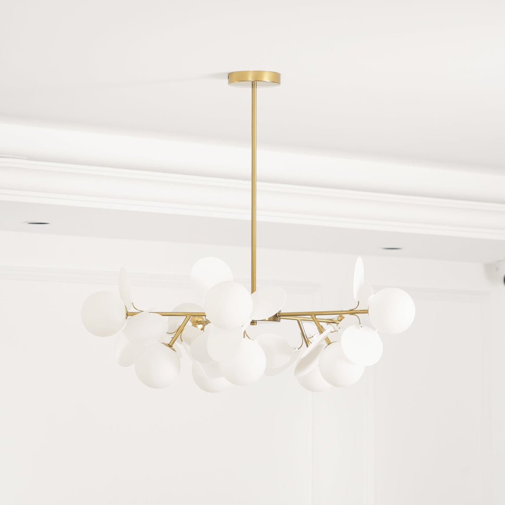Candelabru în formă de copac, alb-închis — cadru geometric cu ramuri aurii, abajururi deschise din sticlă pentru iluminare în sus