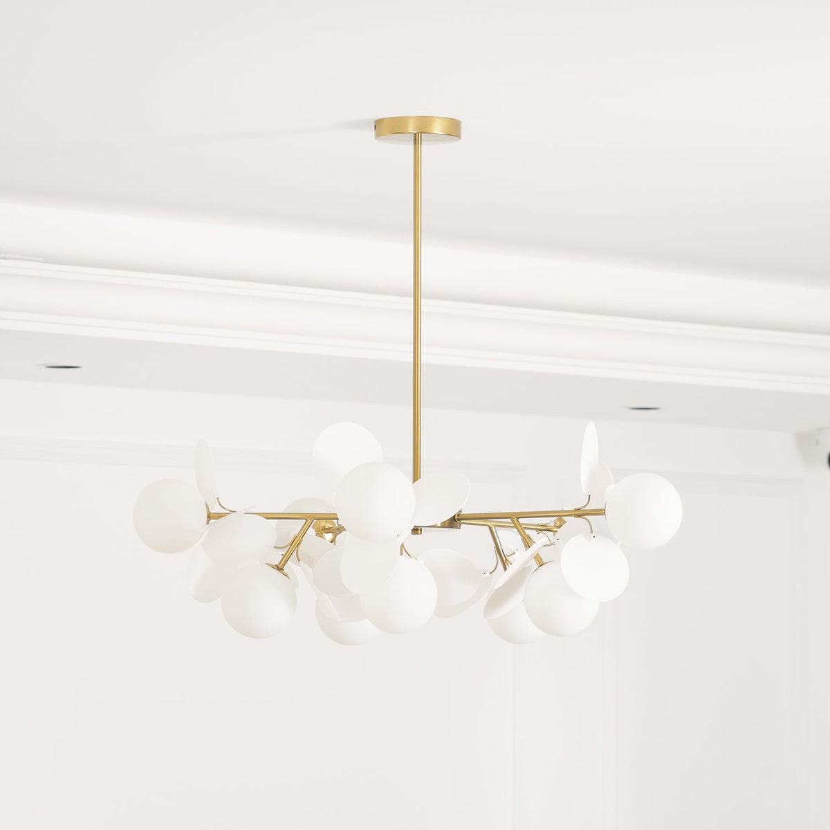 Candelabru în formă de copac, alb-închis — cadru geometric cu ramuri aurii, abajururi deschise din sticlă pentru iluminare în sus