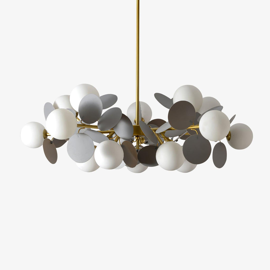 Candelabru în formă de copac, alb-închis — cadru geometric cu ramuri aurii, abajururi deschise din sticlă pentru iluminare în sus