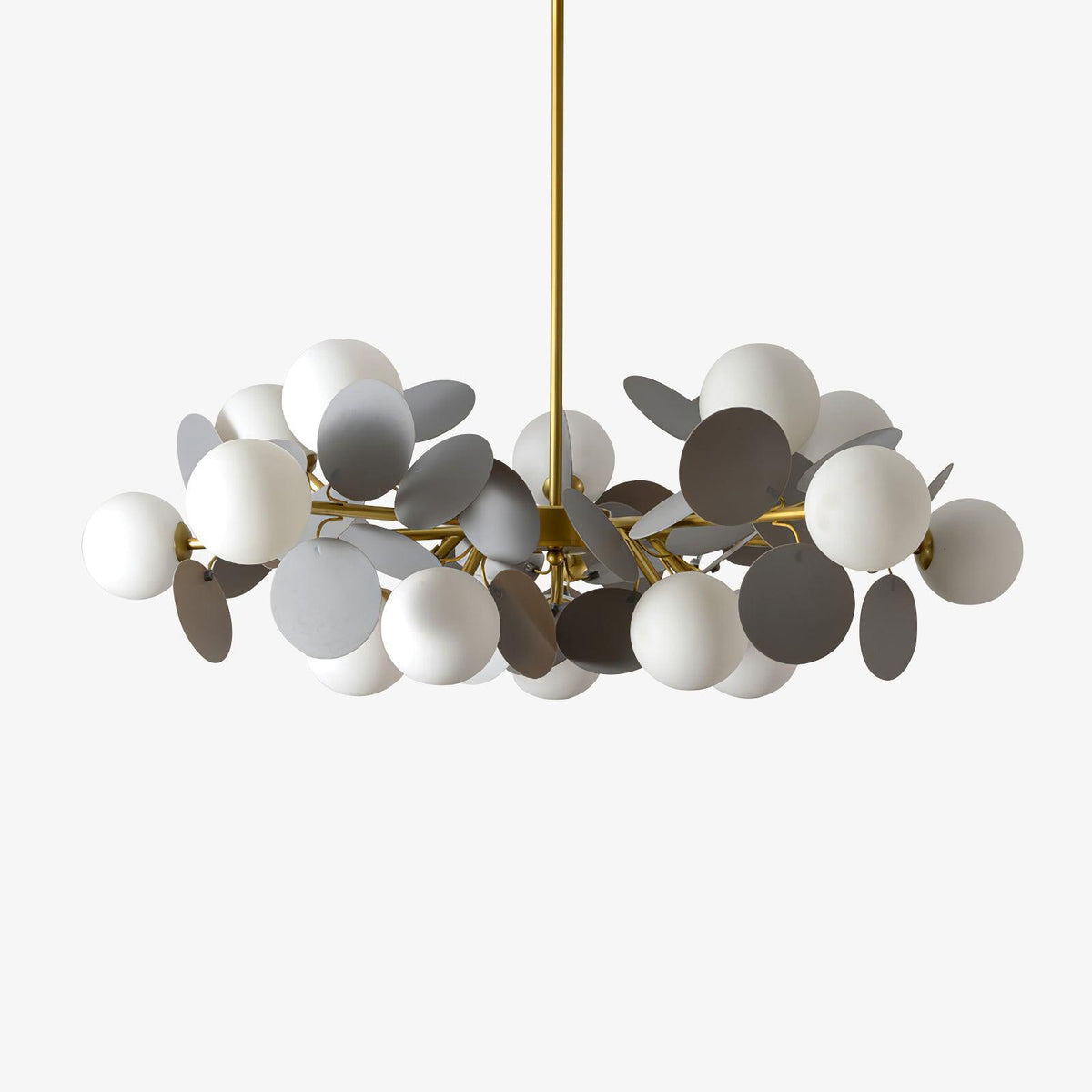 Candelabru în formă de copac, alb-închis — cadru geometric cu ramuri aurii, abajururi deschise din sticlă pentru iluminare în sus