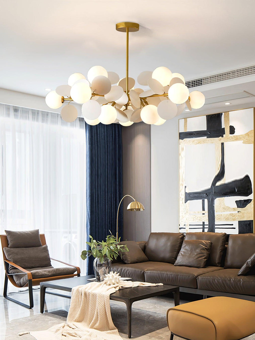 Candelabru în formă de copac, alb-închis — cadru geometric cu ramuri aurii, abajururi deschise din sticlă pentru iluminare în sus