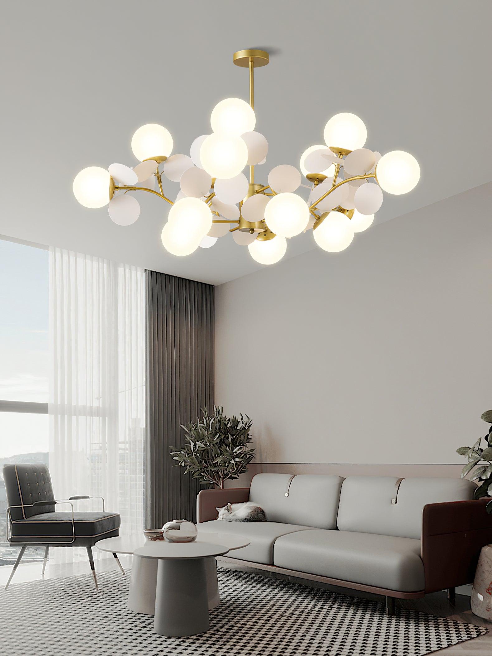Candelabru în formă de copac, alb-închis — cadru geometric cu ramuri aurii, abajururi deschise din sticlă pentru iluminare în sus