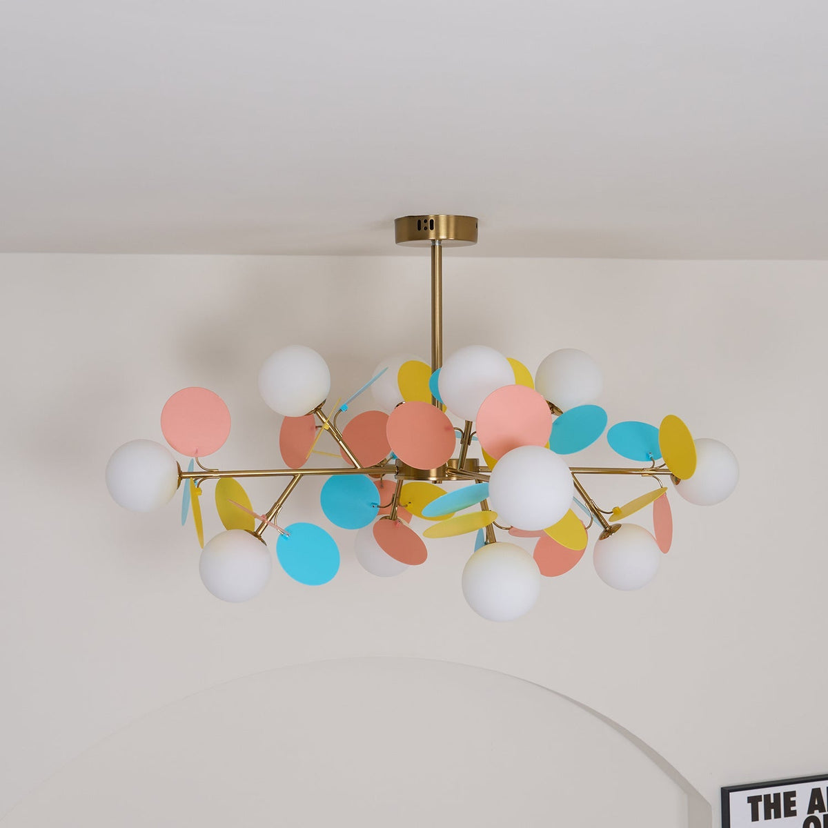 Candelabru în formă de copac, alb-închis — cadru geometric cu ramuri aurii, abajururi deschise din sticlă pentru iluminare în sus