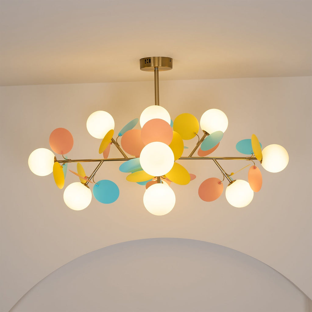 Candelabru în formă de copac, alb-închis — cadru geometric cu ramuri aurii, abajururi deschise din sticlă pentru iluminare în sus