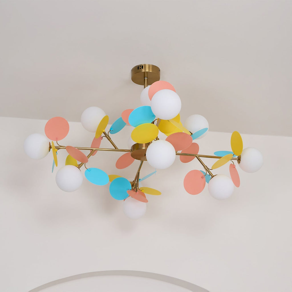 Candelabru în formă de copac, alb-închis — cadru geometric cu ramuri aurii, abajururi deschise din sticlă pentru iluminare în sus