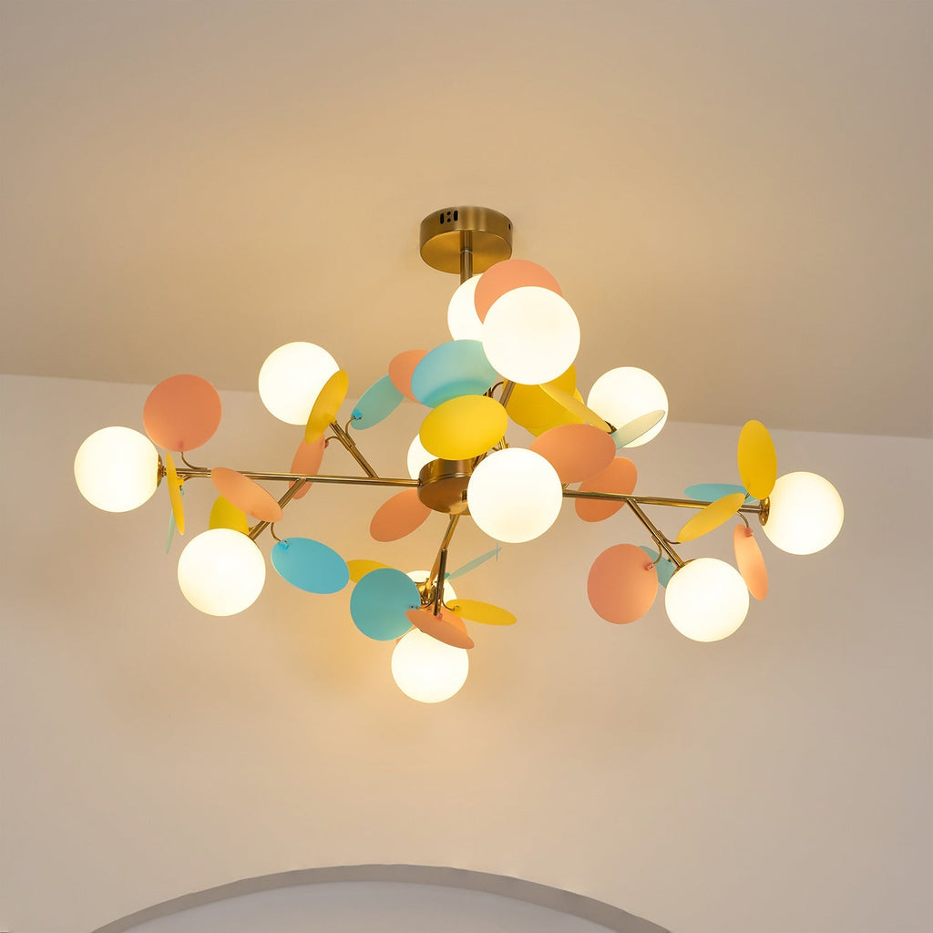 Candelabru în formă de copac, alb-închis — cadru geometric cu ramuri aurii, abajururi deschise din sticlă pentru iluminare în sus