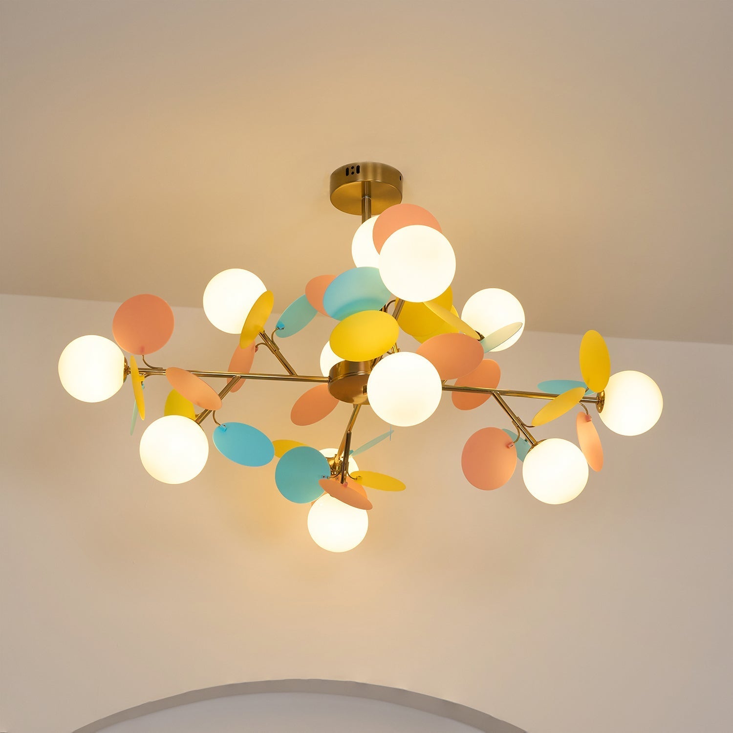 Candelabru în formă de copac, alb-închis — cadru geometric cu ramuri aurii, abajururi deschise din sticlă pentru iluminare în sus
