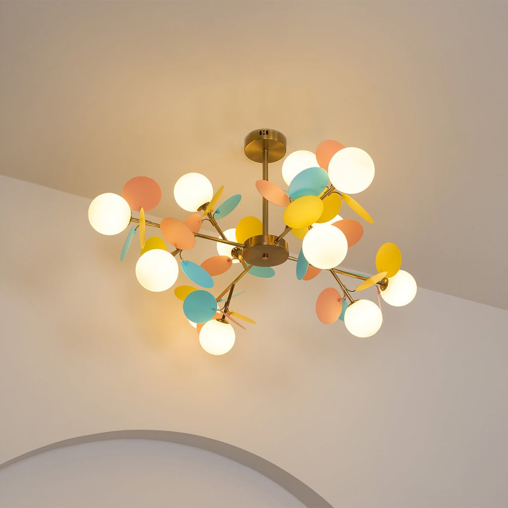 Candelabru în formă de copac, alb-închis — cadru geometric cu ramuri aurii, abajururi deschise din sticlă pentru iluminare în sus
