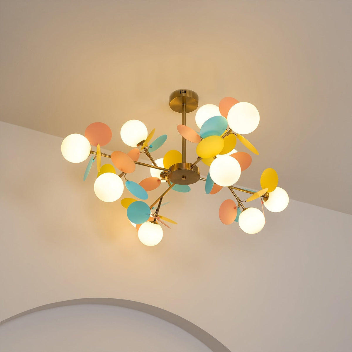 Candelabru în formă de copac, alb-închis — cadru geometric cu ramuri aurii, abajururi deschise din sticlă pentru iluminare în sus