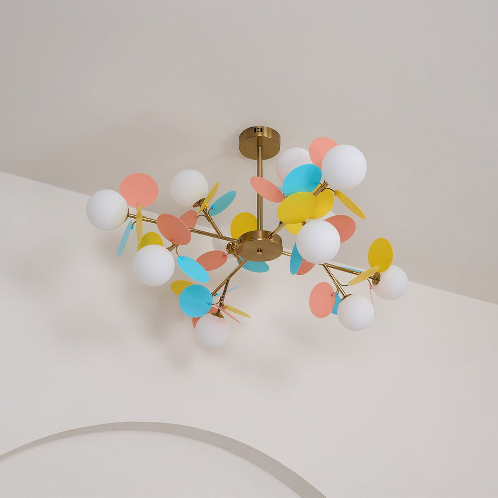 Candelabru în formă de copac, alb-închis — cadru geometric cu ramuri aurii, abajururi deschise din sticlă pentru iluminare în sus