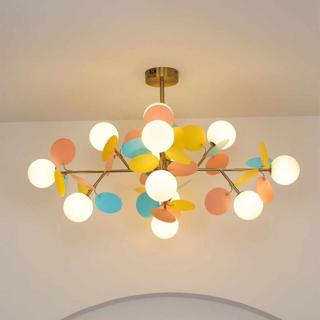Candelabru în formă de copac, alb-închis — cadru geometric cu ramuri aurii, abajururi deschise din sticlă pentru iluminare în sus