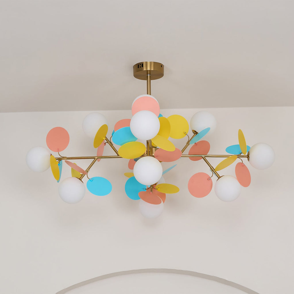 Candelabru în formă de copac, alb-închis — cadru geometric cu ramuri aurii, abajururi deschise din sticlă pentru iluminare în sus