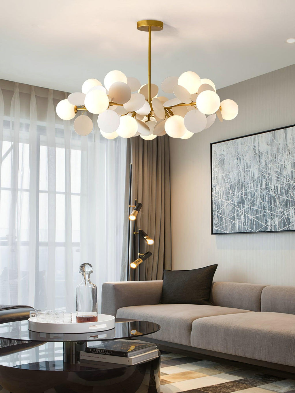 Candelabru în formă de copac, alb-închis — cadru geometric cu ramuri aurii, abajururi deschise din sticlă pentru iluminare în sus