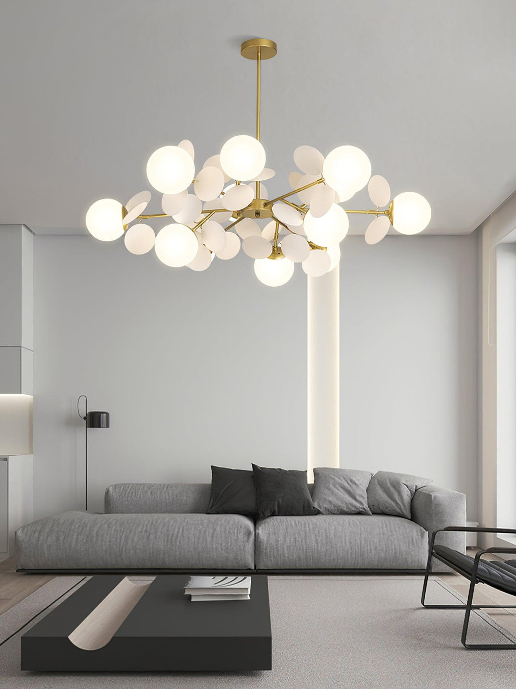 Candelabru în formă de copac, alb-închis — cadru geometric cu ramuri aurii, abajururi deschise din sticlă pentru iluminare în sus