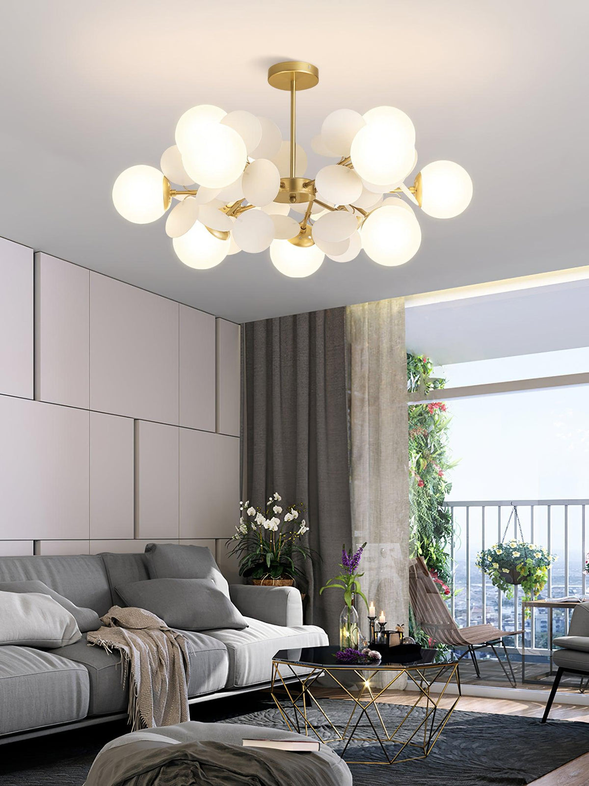 Candelabru în formă de copac, alb-închis — cadru geometric cu ramuri aurii, abajururi deschise din sticlă pentru iluminare în sus