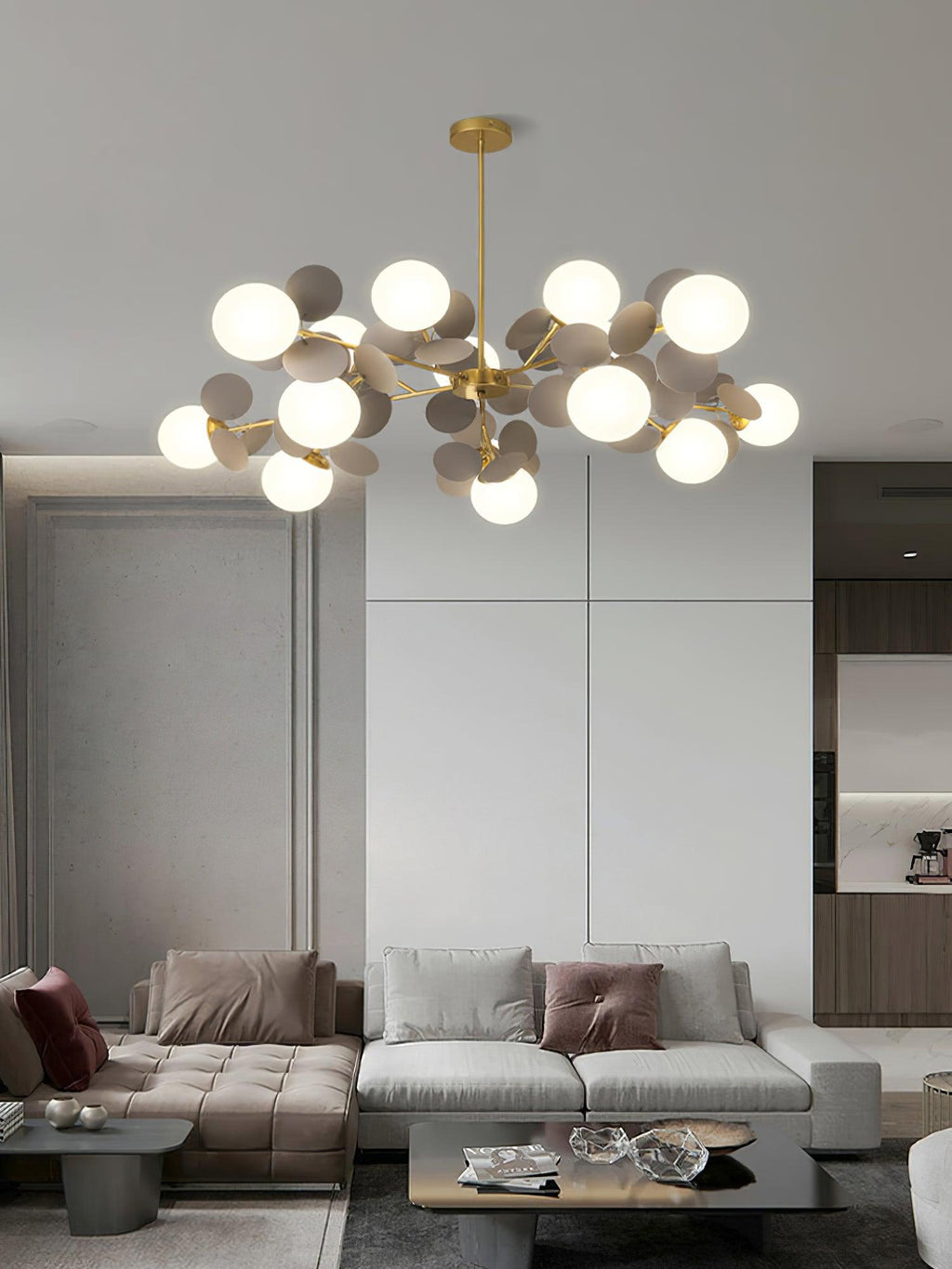 Candelabru în formă de copac, alb-închis — cadru geometric cu ramuri aurii, abajururi deschise din sticlă pentru iluminare în sus