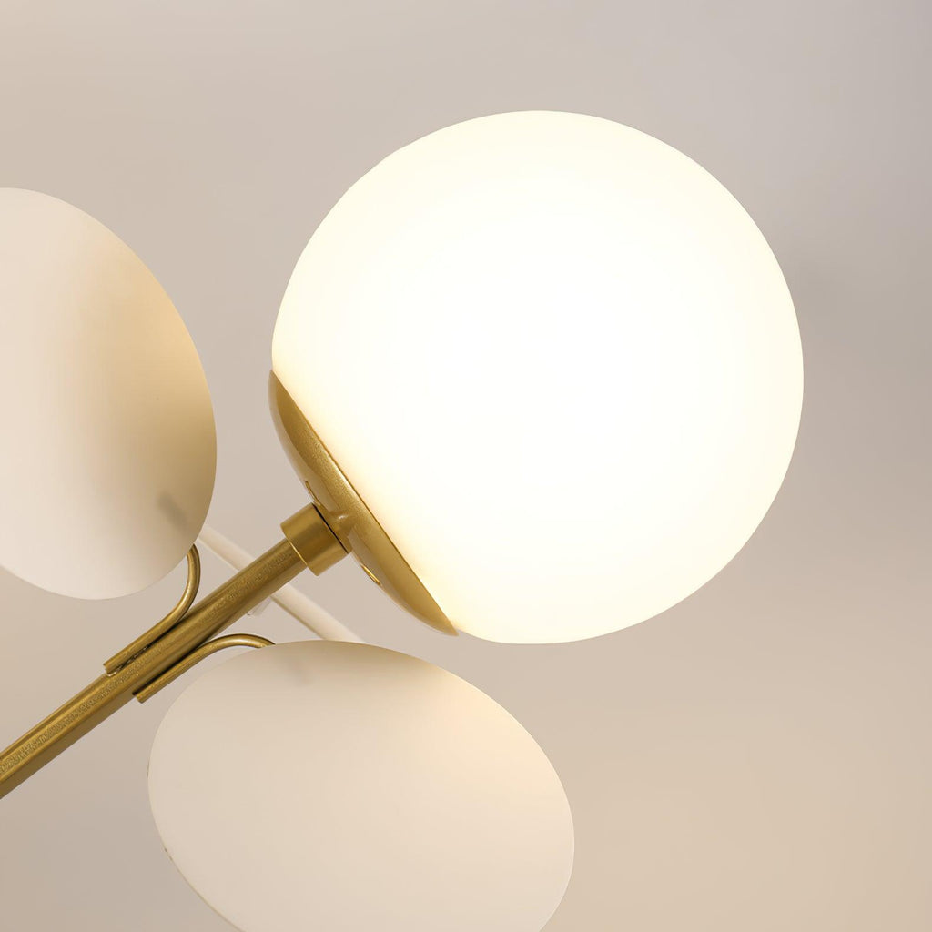 Candelabru în formă de copac, alb-închis — cadru geometric cu ramuri aurii, abajururi deschise din sticlă pentru iluminare în sus