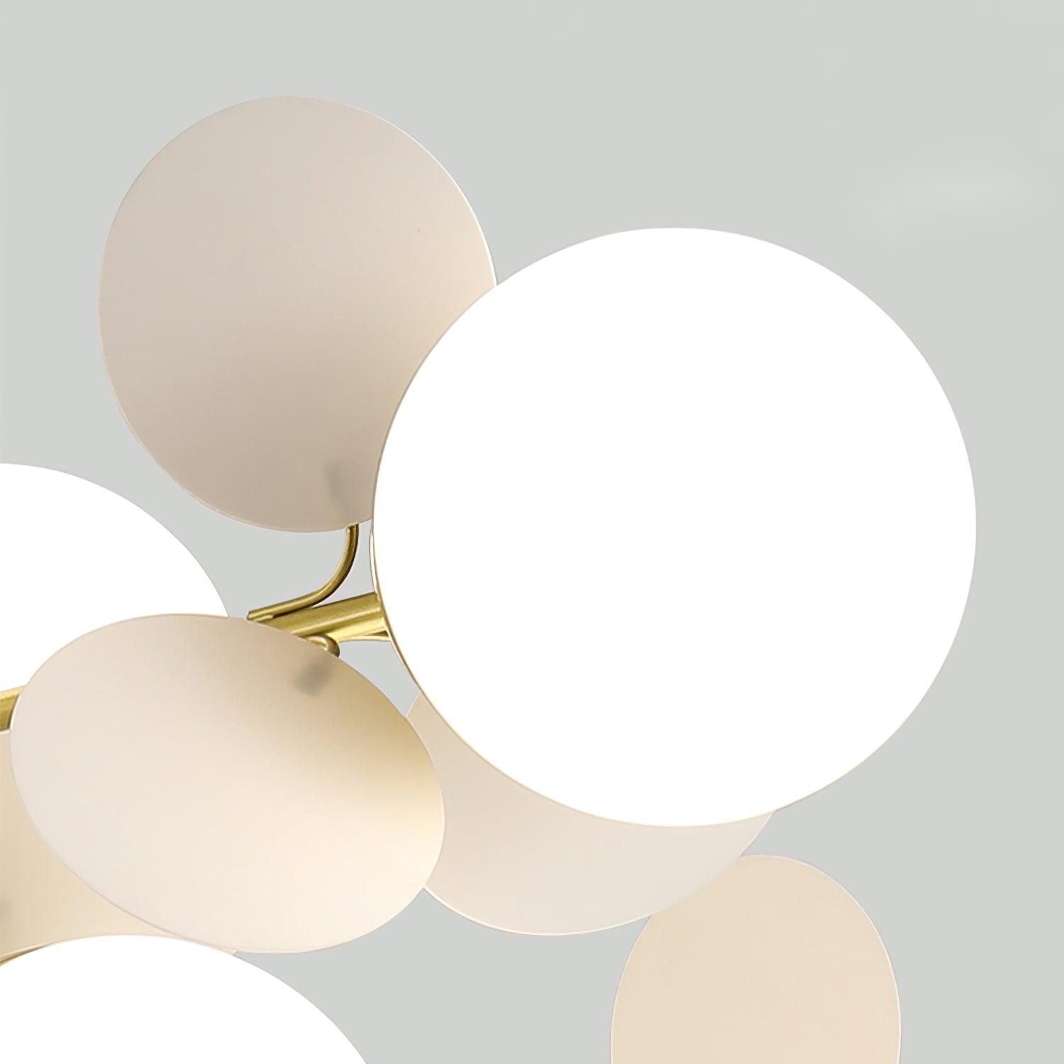 Candelabru în formă de copac, alb-închis — cadru geometric cu ramuri aurii, abajururi deschise din sticlă pentru iluminare în sus