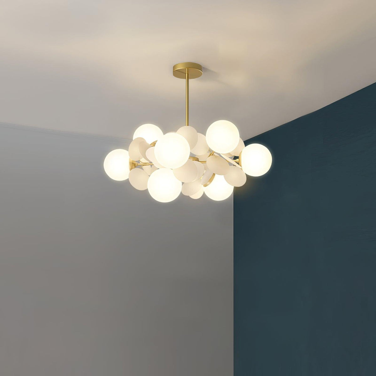 Candelabru în formă de copac, alb-închis — cadru geometric cu ramuri aurii, abajururi deschise din sticlă pentru iluminare în sus