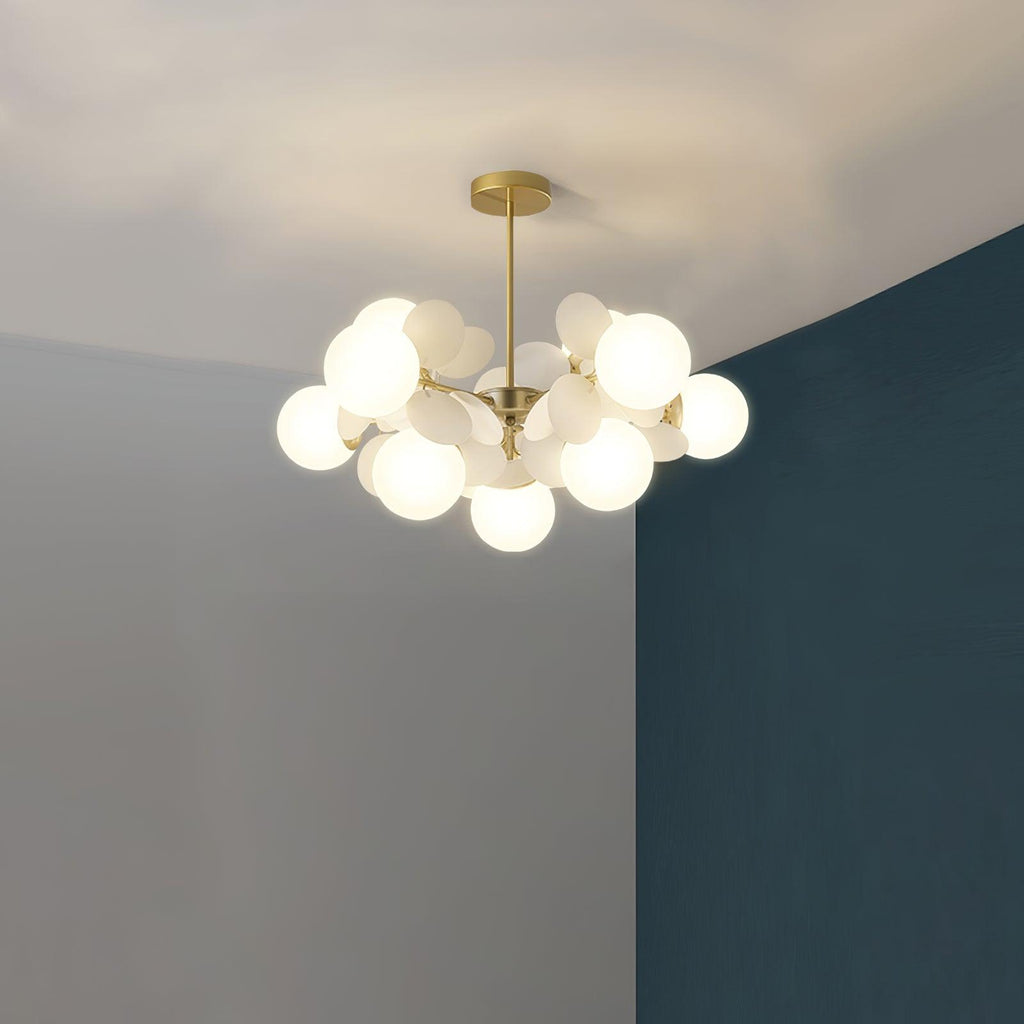 Candelabru în formă de copac, alb-închis — cadru geometric cu ramuri aurii, abajururi deschise din sticlă pentru iluminare în sus