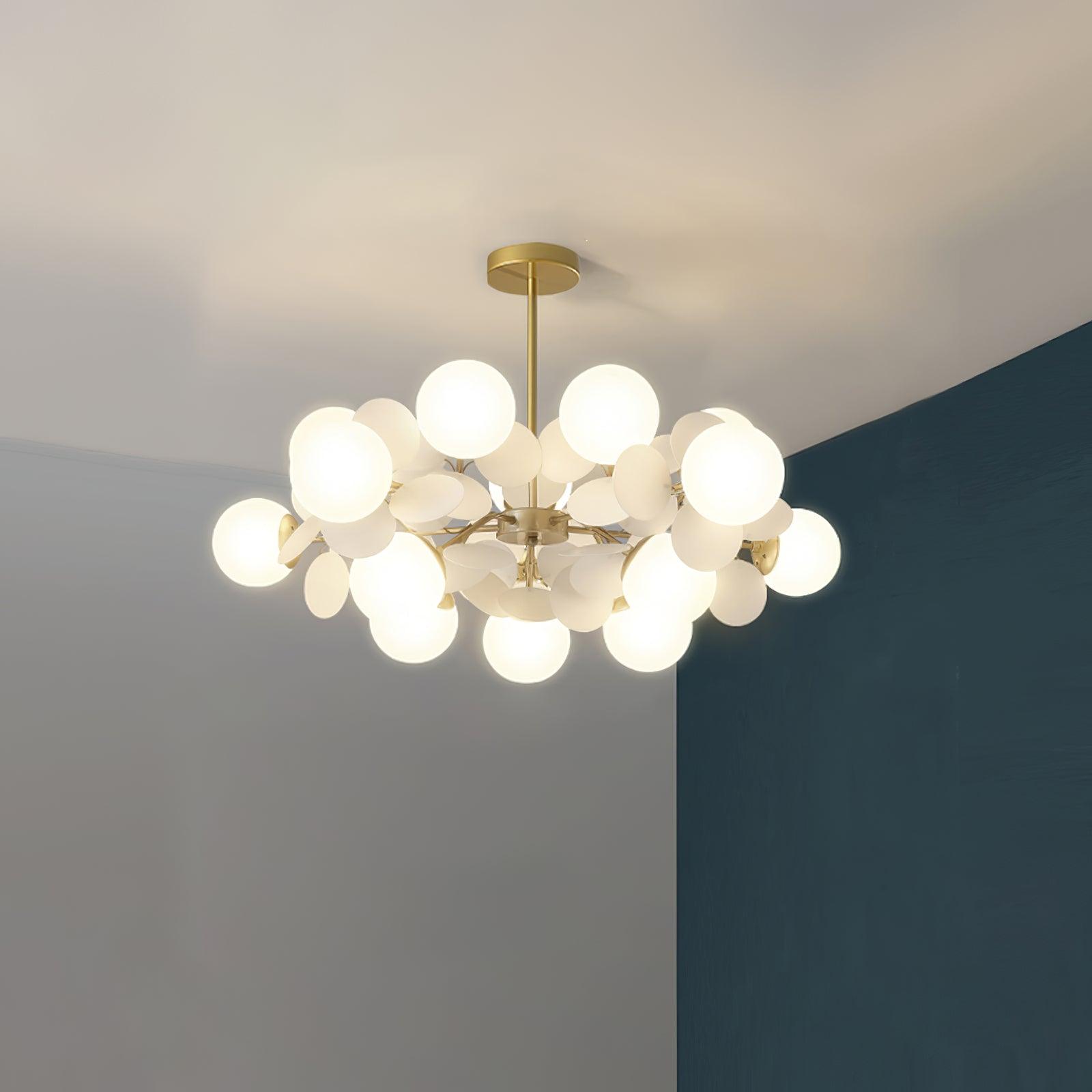 Candelabru în formă de copac, alb-închis — cadru geometric cu ramuri aurii, abajururi deschise din sticlă pentru iluminare în sus