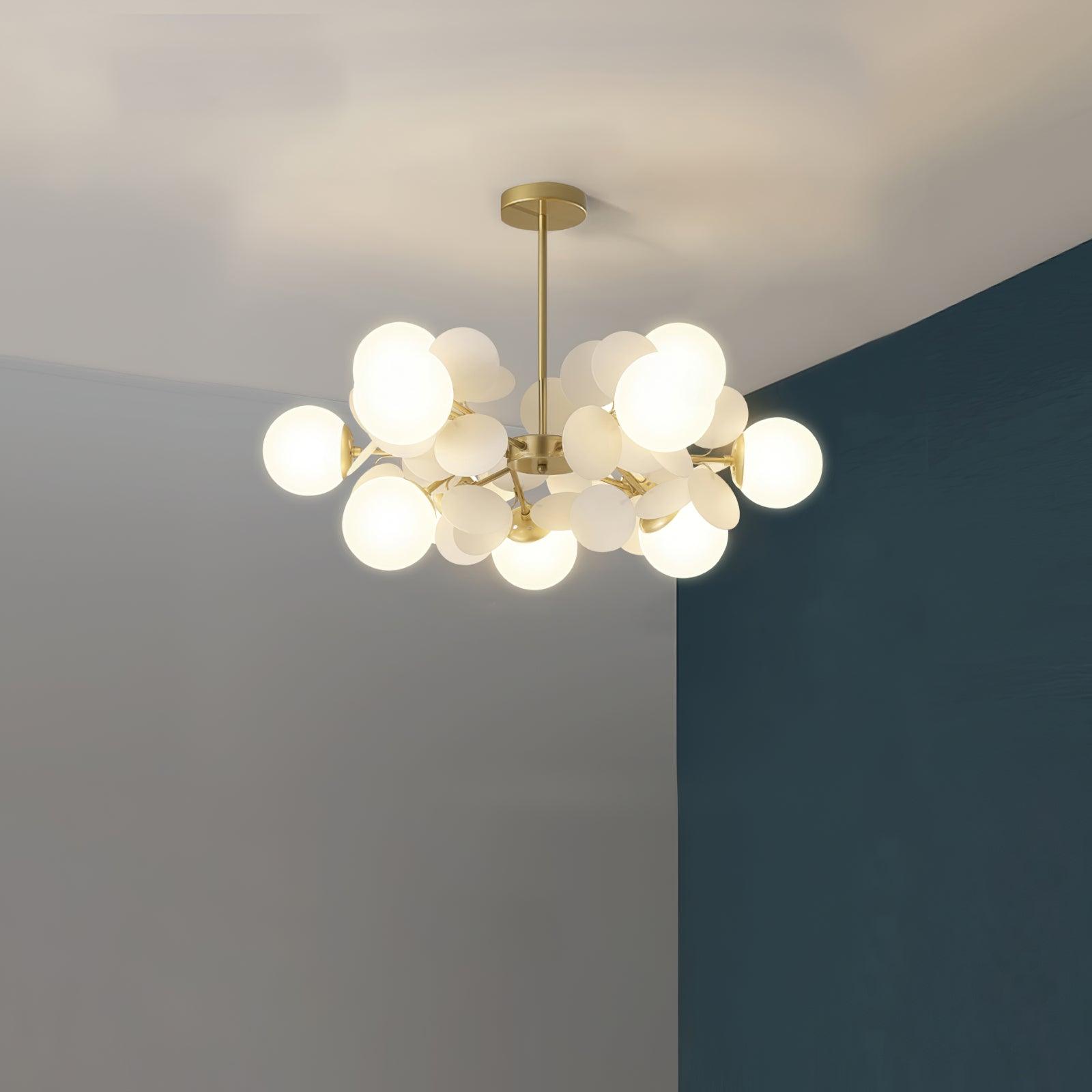 Candelabru în formă de copac, alb-închis — cadru geometric cu ramuri aurii, abajururi deschise din sticlă pentru iluminare în sus